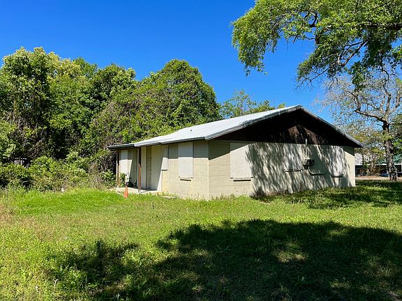 3rd image of 2218 Saxon St #0