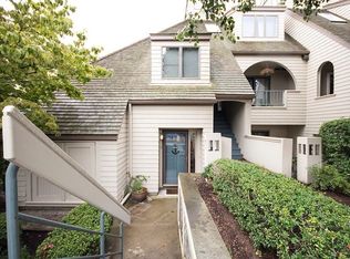 9 Weetamoe Farm Dr, Bristol, RI 02809