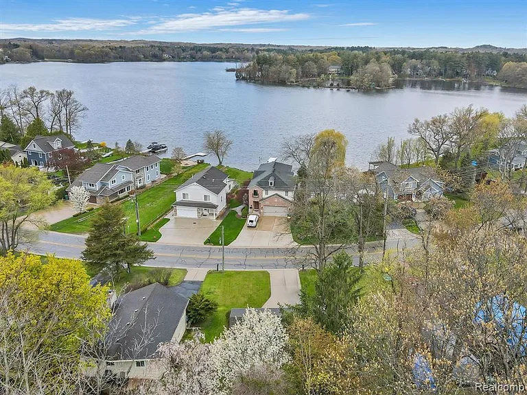 1331 Brighton Lake Rd — Photo 2