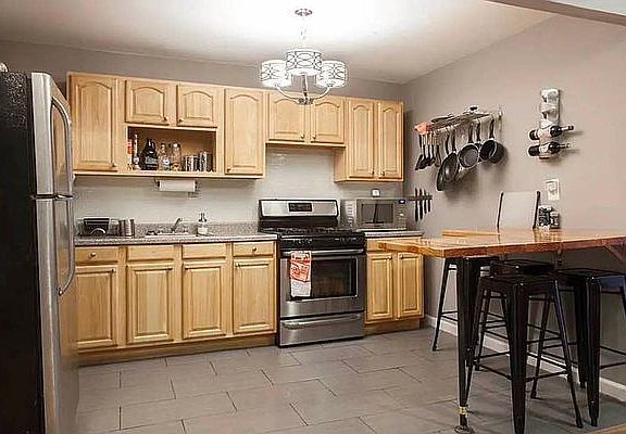2nd image of 808 De Kalb Ave #2