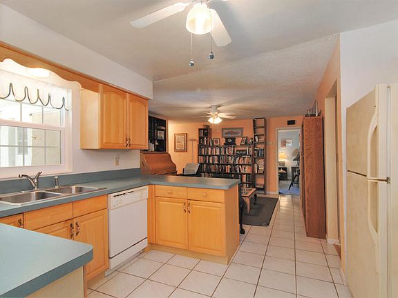 4th image of 328 Trinidad Dr
