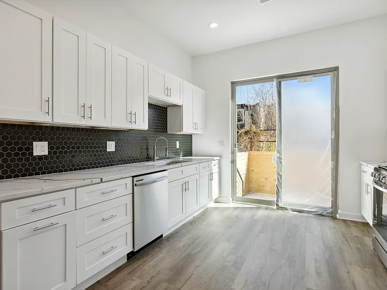 721 N De Kalb St — Photo 9