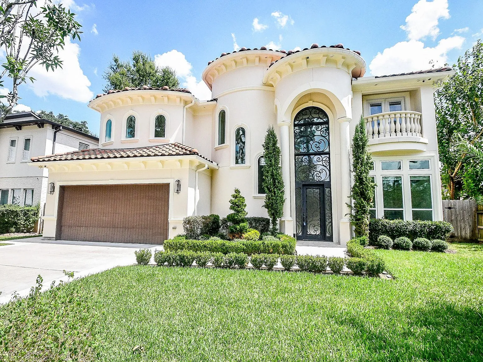 5 bed, 4.5 bath, 5122 sqft, $9,950 — Photo 3