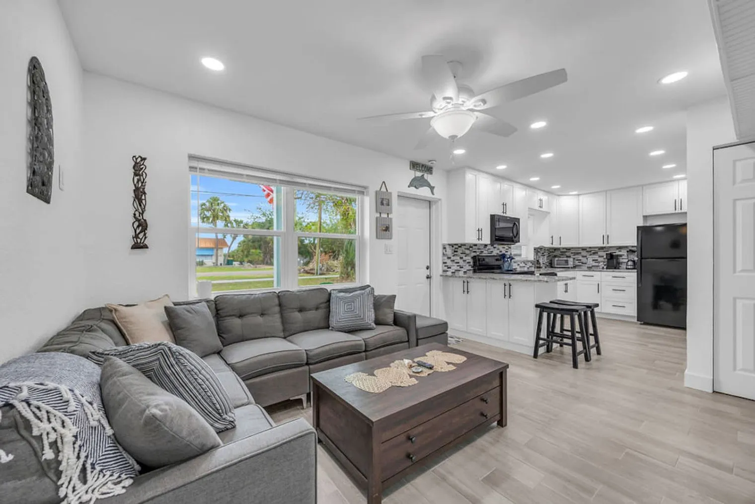 6 bed, 4.0 bath, 2389 sqft, $8,367 — Photo 2