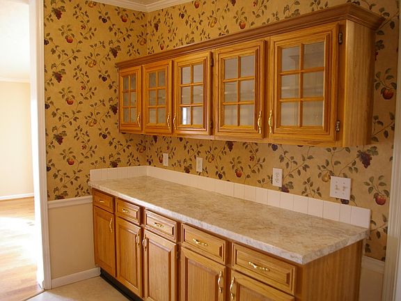 kitche - plenty of counter and cupboards