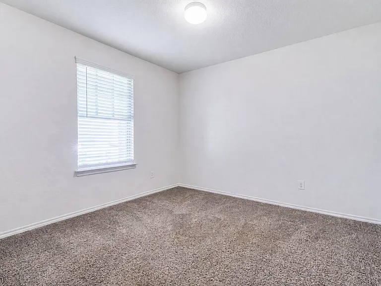 914 Decker Dr — Photo 21