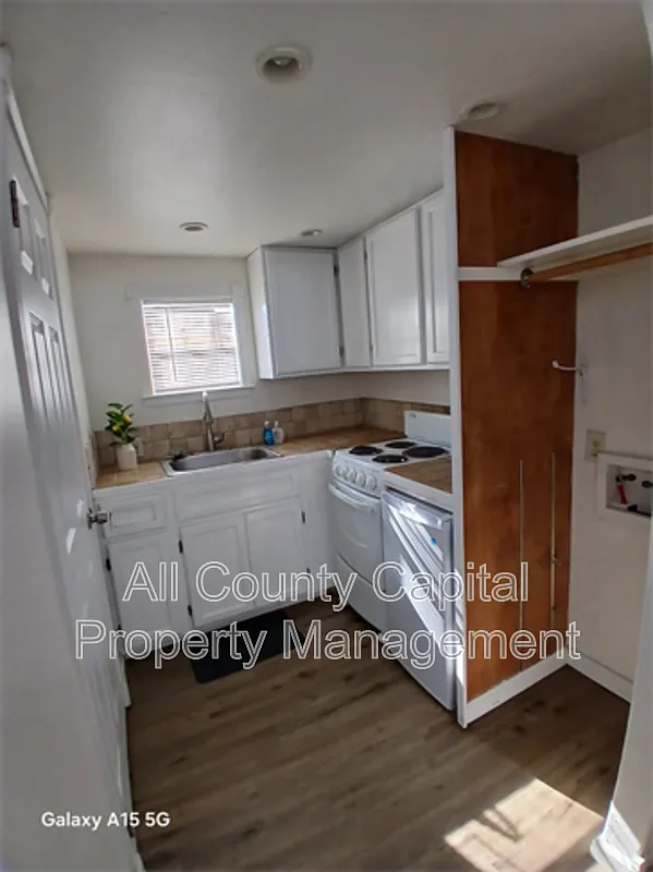 1 bed, 1.0 bath, 400 sqft, $825 — Photo 2