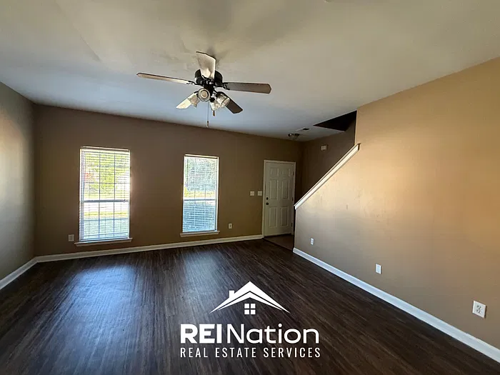 3 bed, 2.5 bath, 1905 sqft, $1,925 — Photo 2