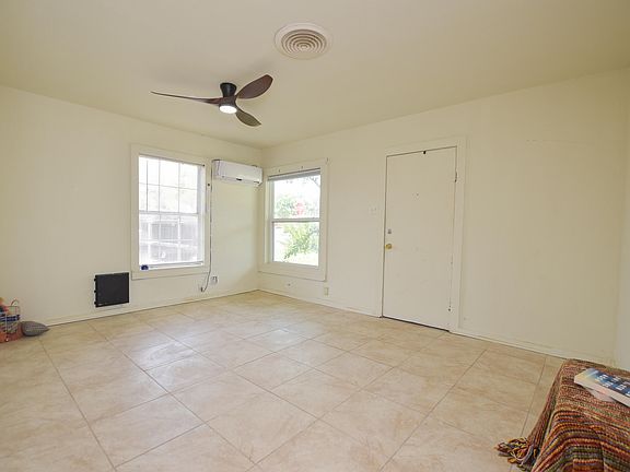 3rd image of 811 Akin St