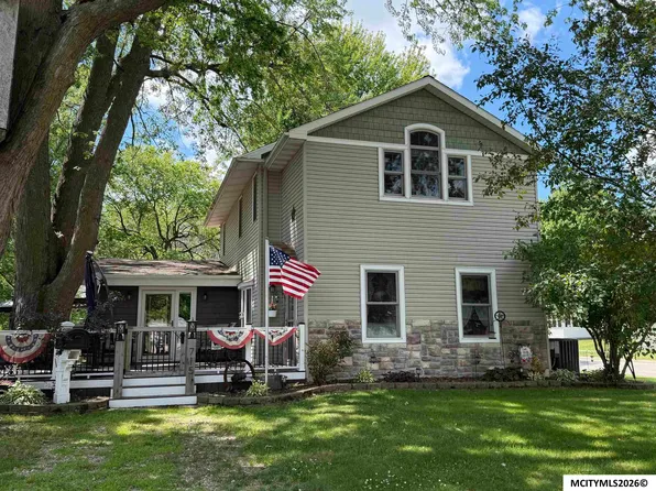 715 S 12th St, Clear Lake, IA 50428