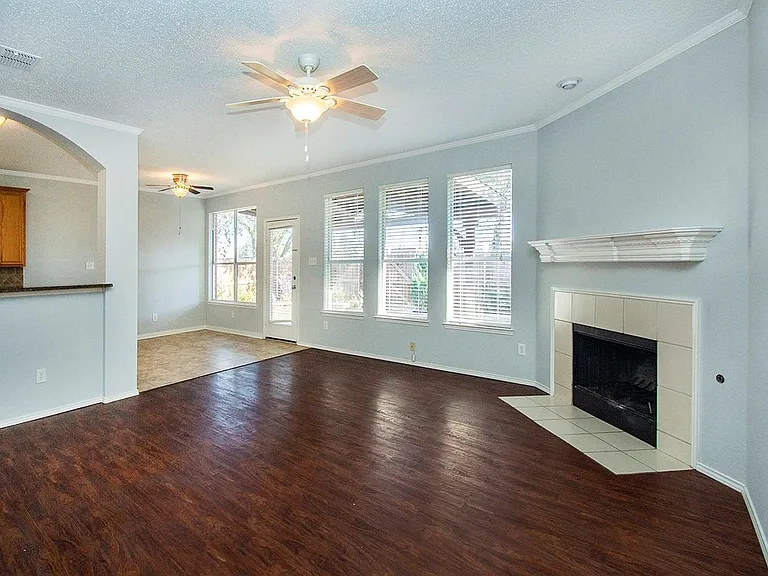 406 Leameadow Dr — Photo 3