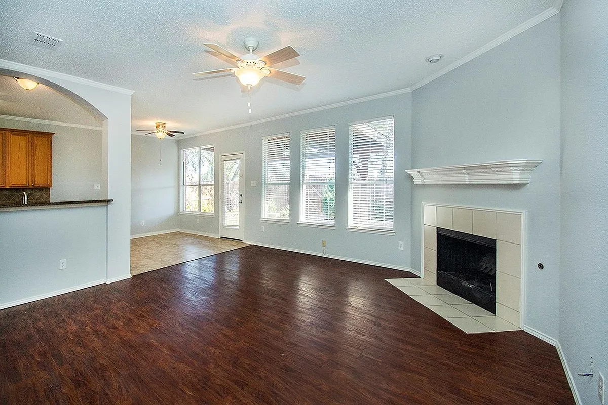 Building Photo - 406 Leameadow Dr
