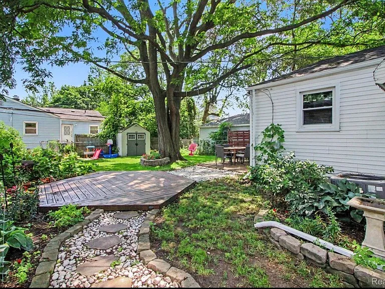 740 E Ten Mile Rd — Photo 2