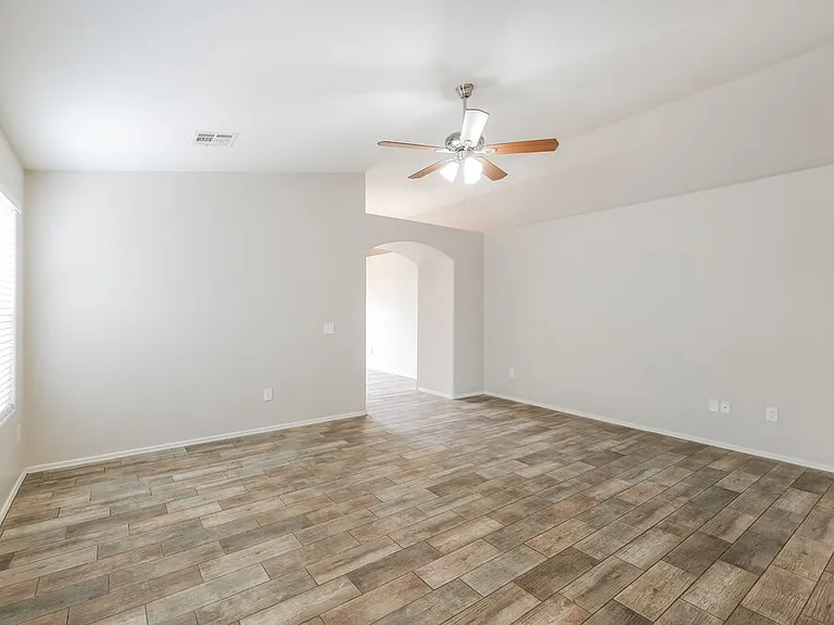 1114 E Fraktur Rd — Photo 4