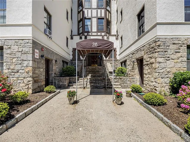 26 Pondfield Rd W #1D — Photo 2