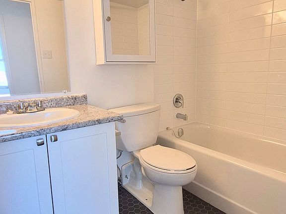 5th image of 21 Vaughan Rd #1606