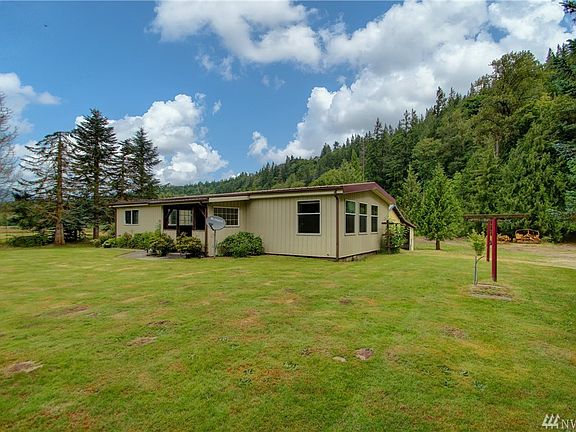 Large front yard with nice privacy form the road. 