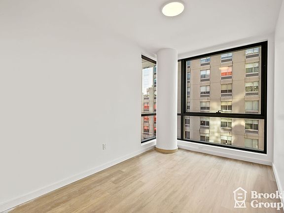 4th image of 556 Baltic St #302