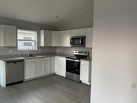 3 bed, 1200 sqft, $2,104 — Photo 2