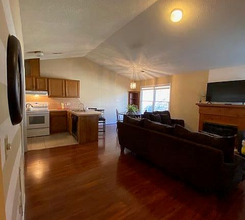 2nd image of 139 W Victoria Ct
