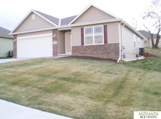 708 Castle Pine Dr, Papillion, NE 68133