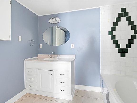 3rd image of 7 Central St