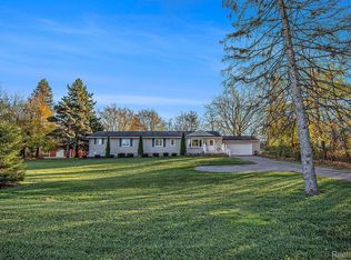 870 E Silverbell Rd, Lake Orion, MI 48360