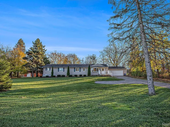 870 E Silverbell Rd, Lake Orion, MI 48360