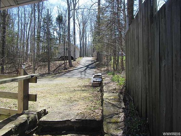 4th image of 8226 Lakeshore Dr