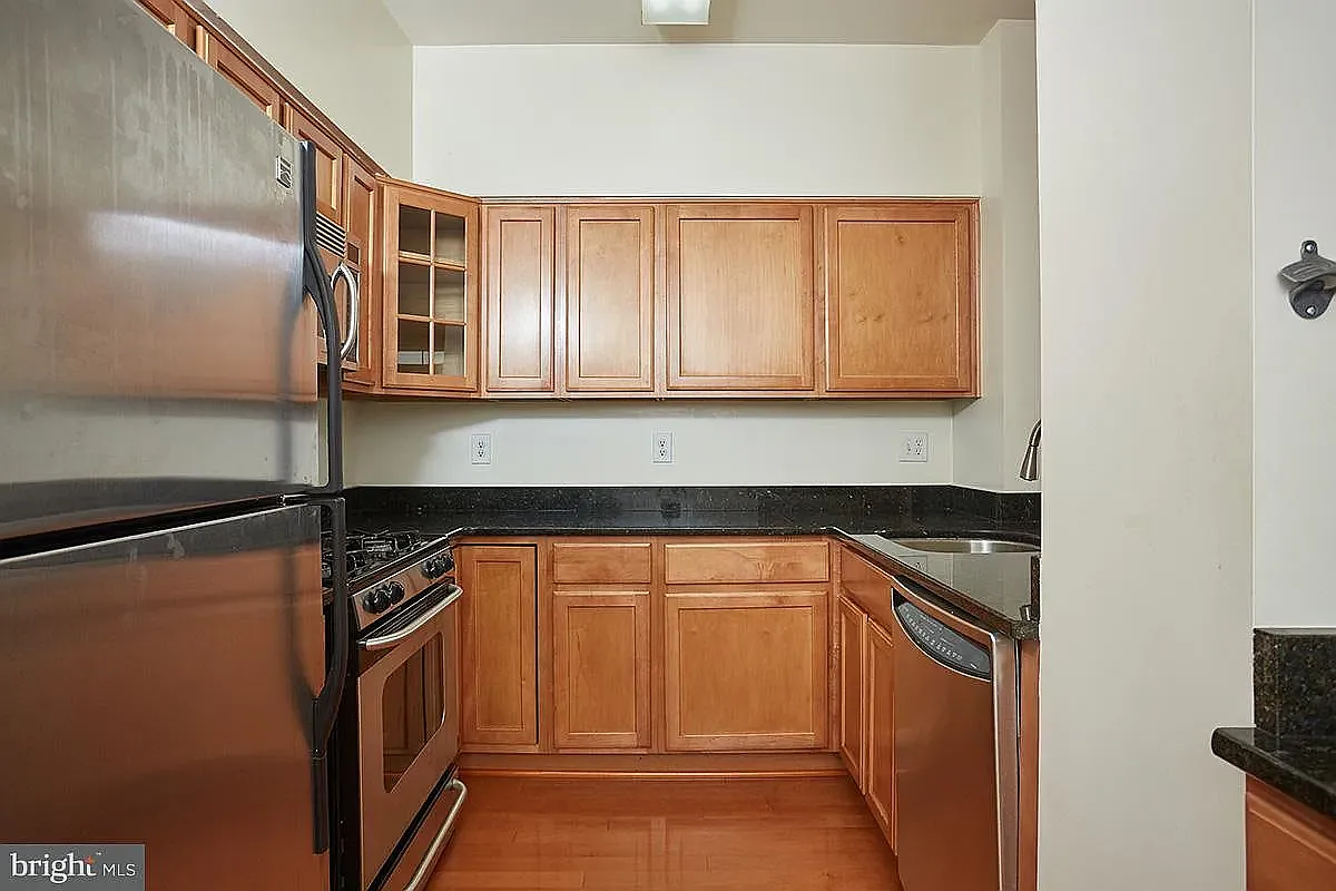 2 bed, 1025 sqft, $2,500 — Photo 3