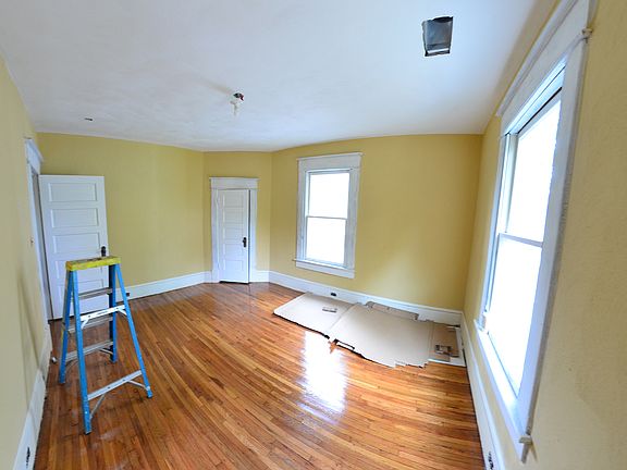 3rd image of 909 Marshall Ave SW