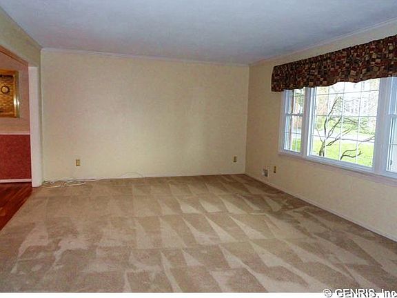 5th image of 28 Ambleside Dr