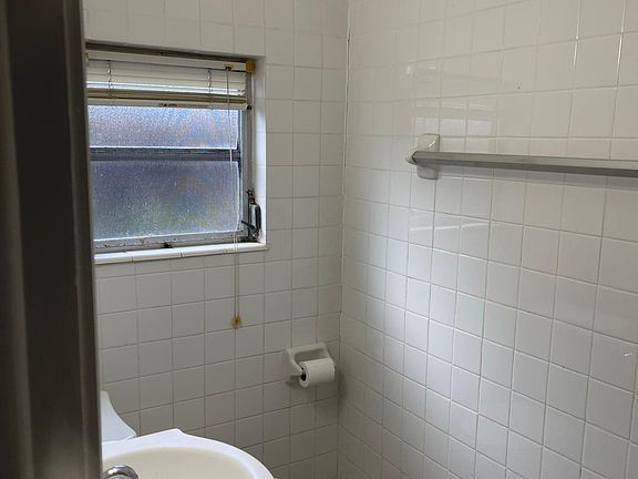 2nd image of 633 Lytle St