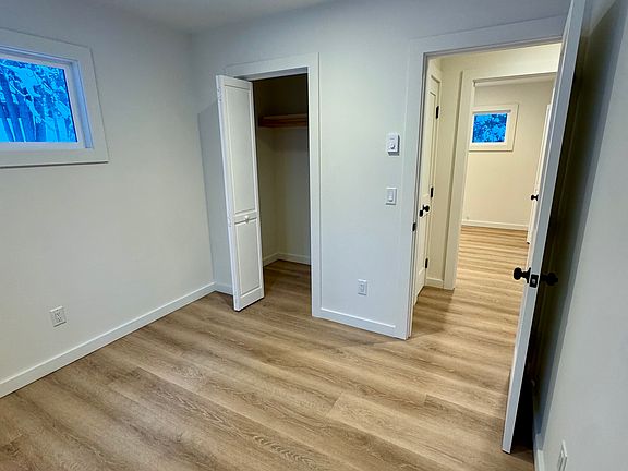4th image of 670 Pineland Dr Unit B