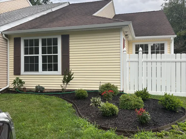 310 Woods Edge Pl, Langhorne, PA 19047