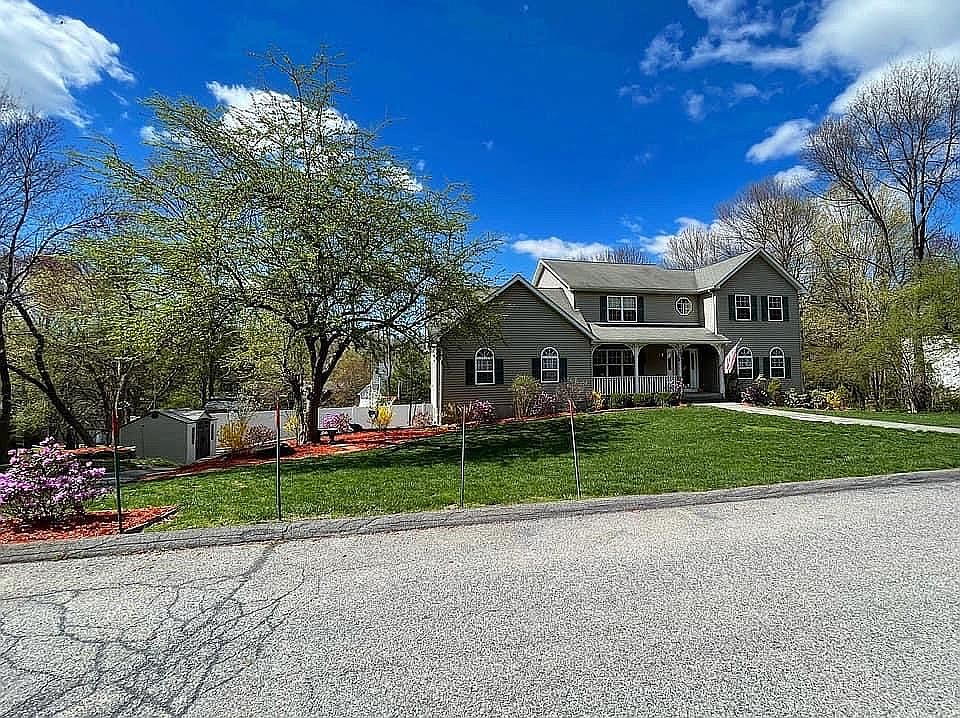 1st image of 18 Coachlight Dr