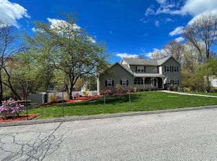 18 Coachlight Dr, Poughkeepsie, NY 12603