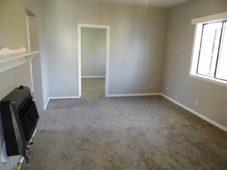 141 W Delavan Ave #UPPER — Photo 4