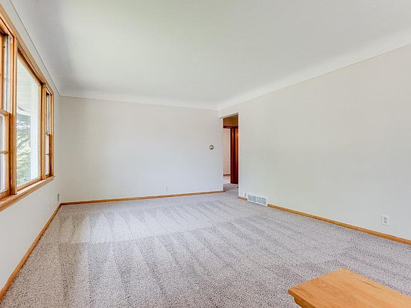 4th image of 837 20th Ave N