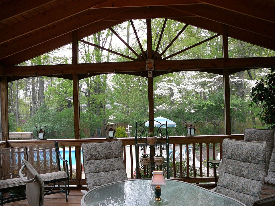 Screened-in Porch