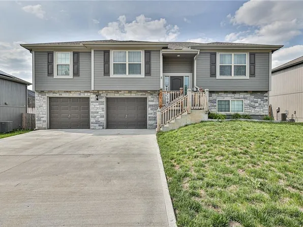 212 NE Greystone Way, Grain Valley, MO 64029