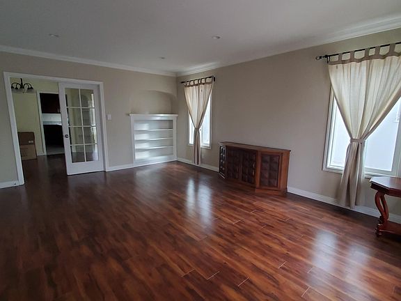 3rd image of 334 N Mariposa Ave