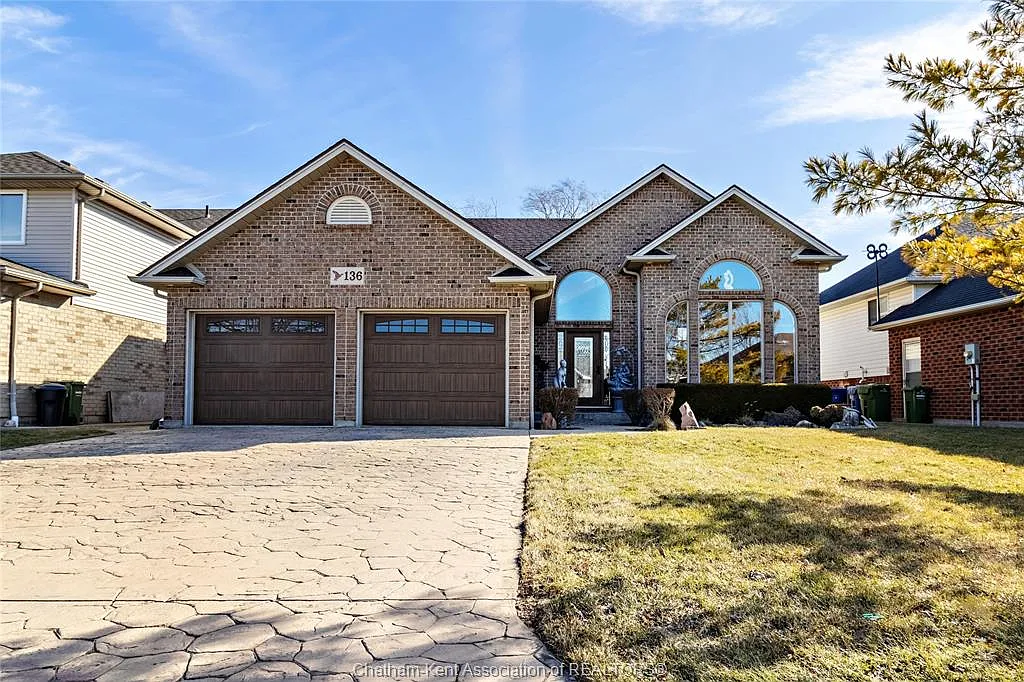 136 Mousseau Cres photo 1