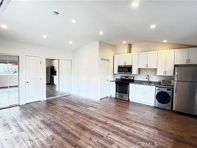 20737 Tiara St — Photo 5