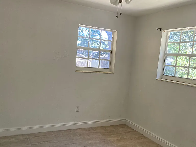 1421 NE 148th St #2-G — Photo 2