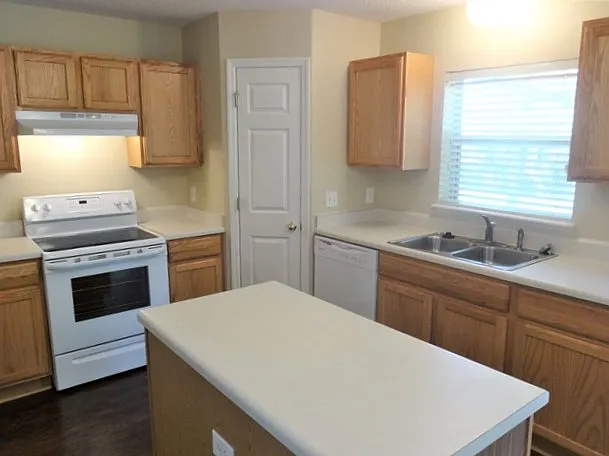 4 bed, 2.5 bath, 2229 sqft, $2,265 — Photo 2