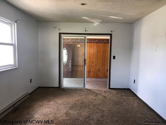 4th image of 60 Greentree Dr