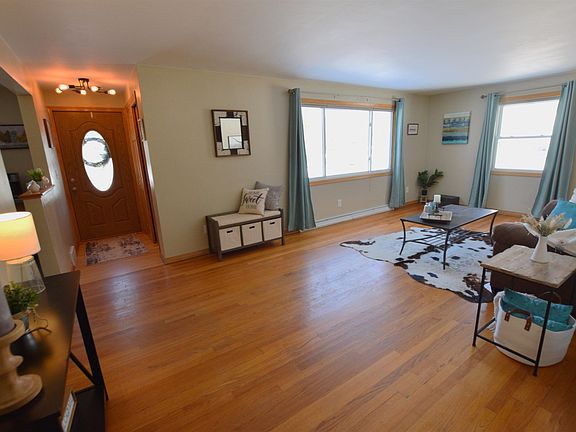 Light & brigh living rm.