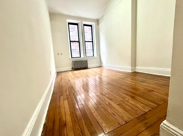 215 East 25th Street image 2 of 11