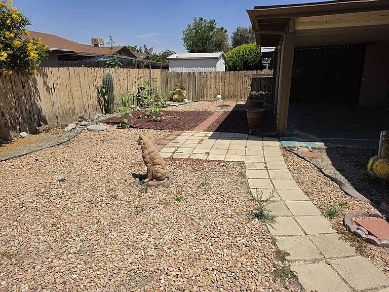Corona St — Photo 26